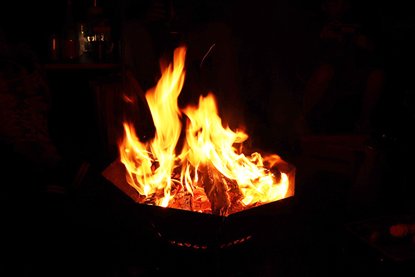 オクタゴンロで焚き火