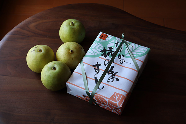 奈良のお土産、柿の葉寿司と梨