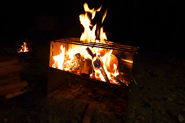 ちいさな森キャンプ村での夜の焚火の炎