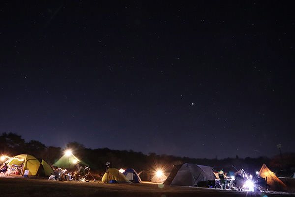 星降る高原キャンプ場の夜