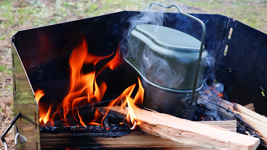 飯盒を焚き火に突っ込んで水蒸気炊飯