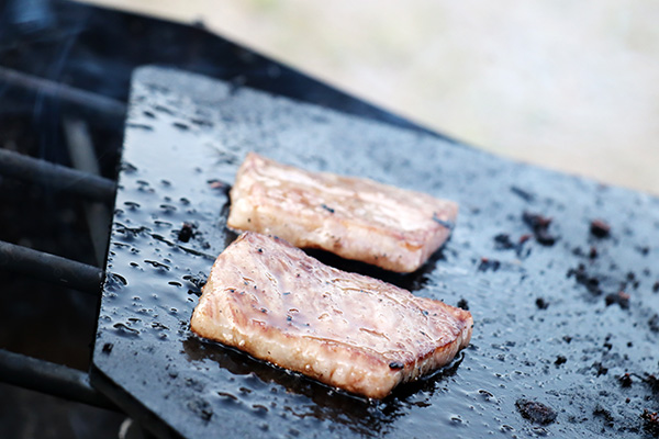 鉄板で牛肉を焼く／焚火調理
