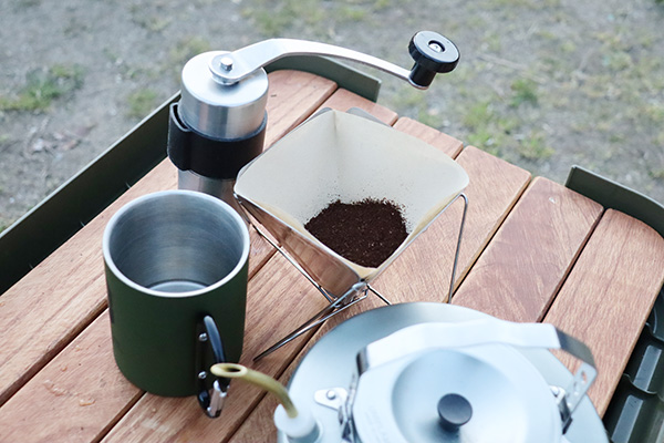 キャンプでミルで豆を挽いて飲むコーヒー