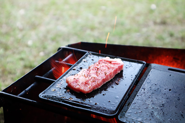 ミニ鉄板で肉を焼く／焚火調理