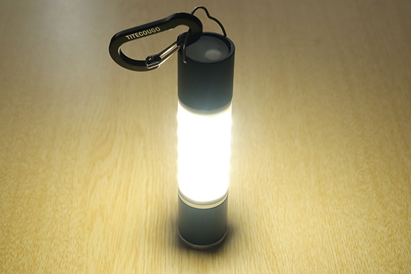 800ルーメンの明るさ／OMOMOAKARIの充電式LEDライト