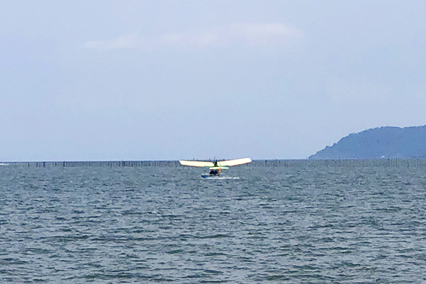 琵琶湖に着水する水上飛行機
