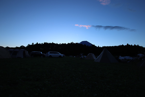 朝日が登る前のシルエットのの富士山