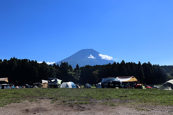 ハートランド朝霧管理棟前から朝の富士山
