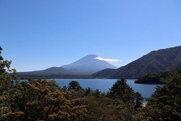 本栖湖越しの千円札の富士山