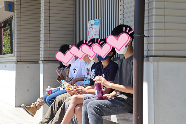 浩庵の日本一有名な公衆トイレのベンチに座る子供たち