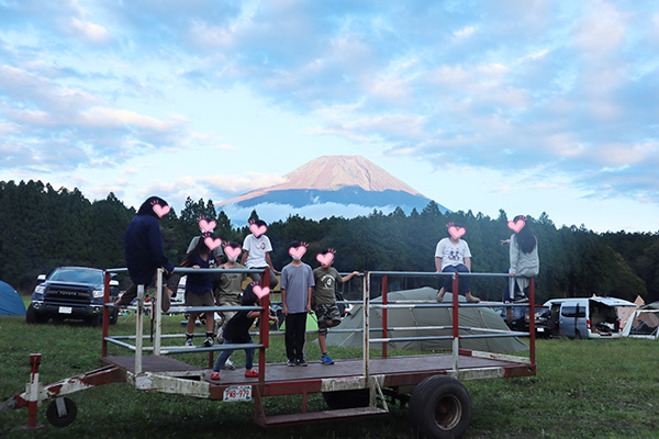 ハートランド朝霧のトレーラーで遊ぶ子供たちと富士山