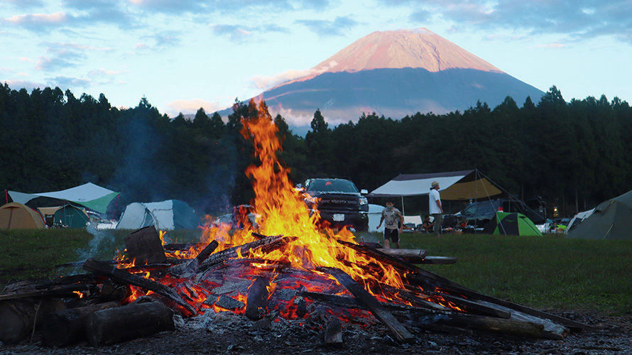 ハートランド朝霧の直火の焚き火と富士山