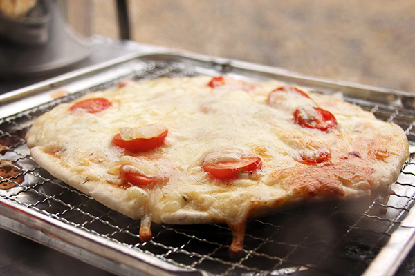薪グリルで焼いたピザ