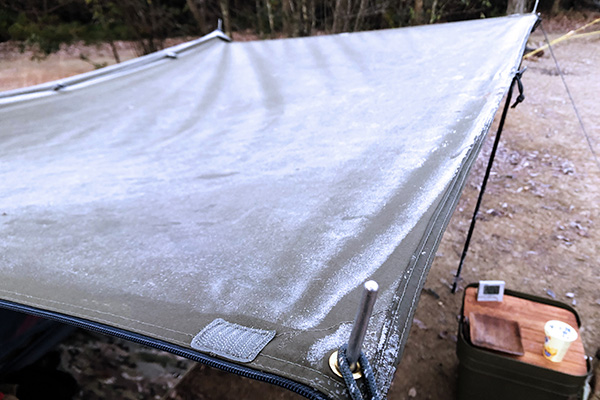 キャンプの朝の凍てついたテント