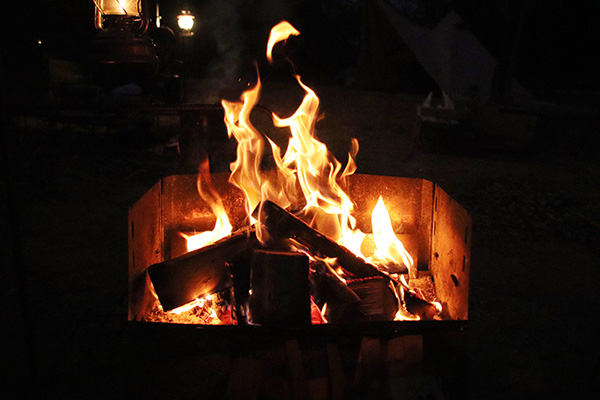 薪グリルの焚火の炎
