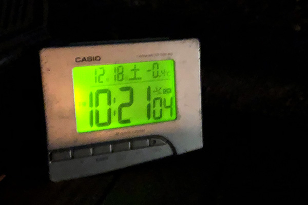キャンプ場の夜の氷点下の気温