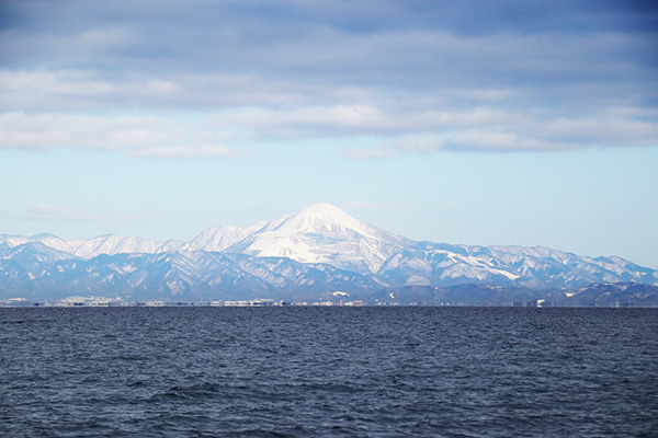 六ツ矢崎浜から見える琵琶湖越しの雪化粧した伊吹山