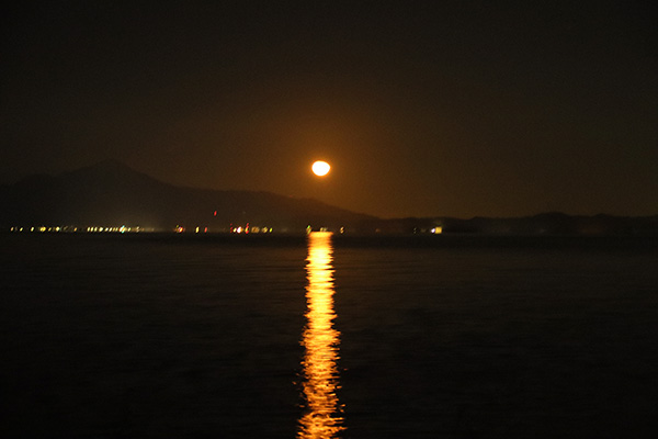 琵琶湖で見たムーンロード