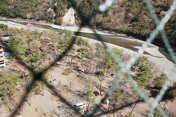 谷瀬の吊橋からキャンプ場を見下ろす