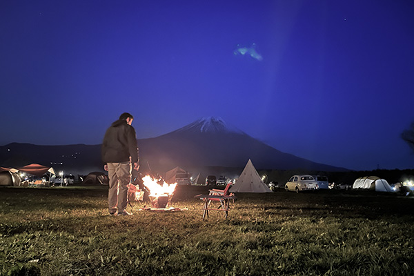 富士山のシルエットを眺めながら焚き火の準備