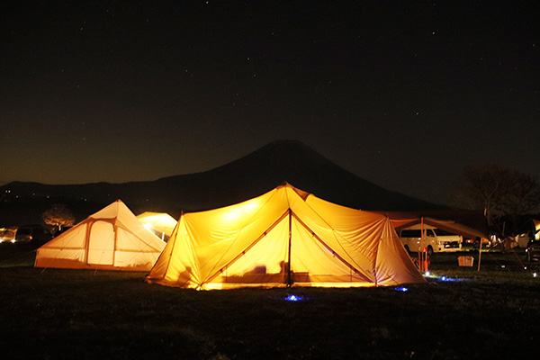 夜の富士山のシルエットとスカイパイロットTC