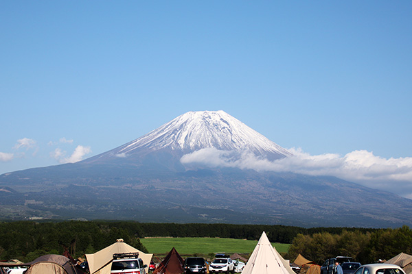 ふもとっぱらから見た冠雪した富士山