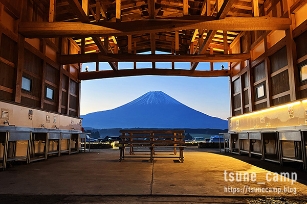 ふもとっぱらの中央棟から望む夜明けの富士山