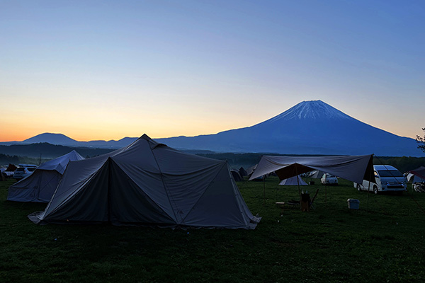 ふもとっぱらで見た夜明けの富士山