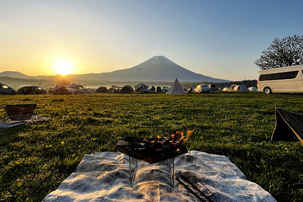 ふもとっぱらで富士山を眺めながら夜明けの焚き火