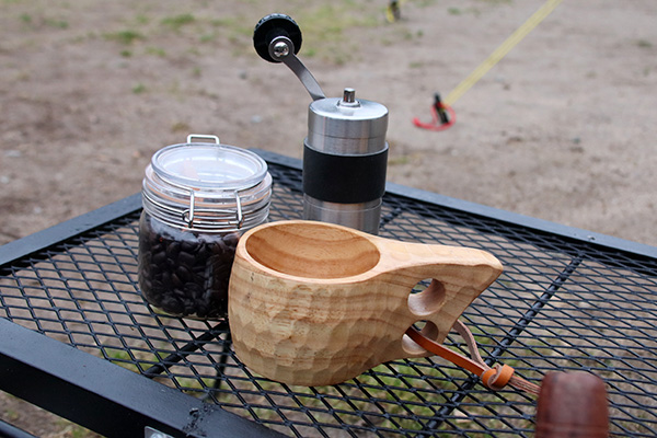 豆を挽いてコーヒーを淹れるキャンプの朝