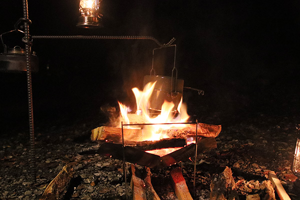 飯盒を焚き火にかけて水蒸気炊飯