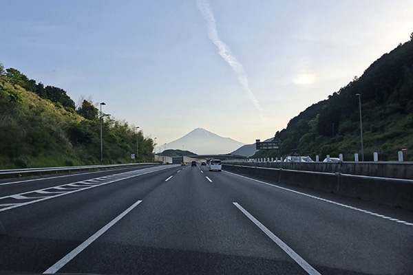 富士山にむかって新東名を走る