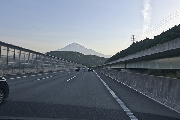 富士山にむかって新東名を走る