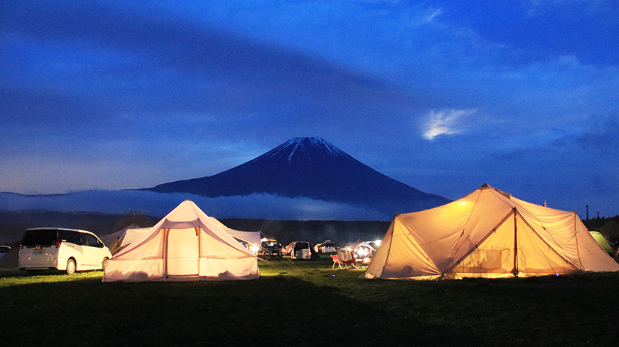 ふもとっぱらから見たテント越しの夜の富士山